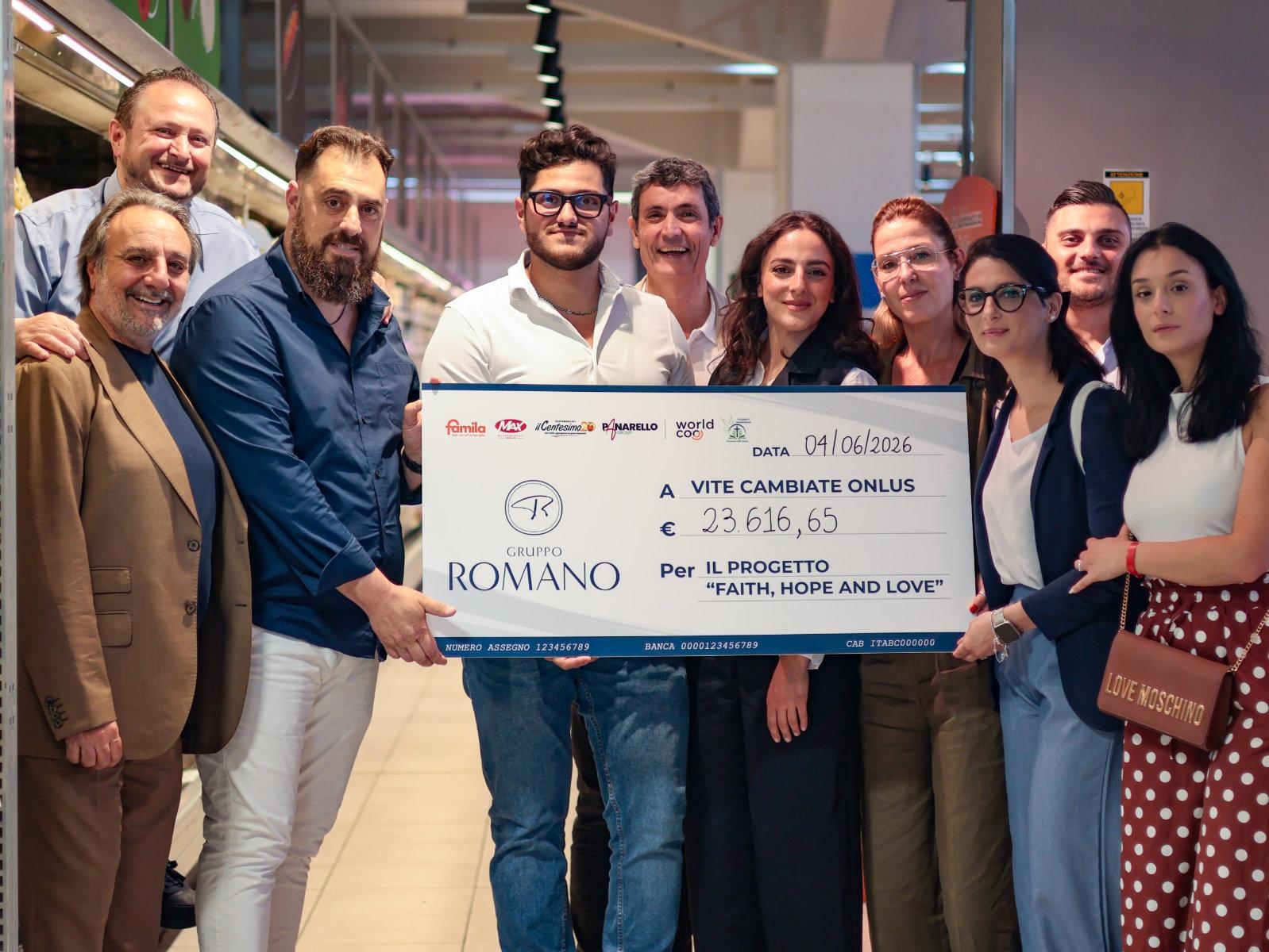 Rappresentanti del Gruppo Romano, Worldcoo e Fondazione Vite Cambiate durante la consegna dell'assegno solidale all'interno del punto vendita Famila Rappresentanti del Gruppo Romano, Worldcoo e Fondazione Vite Cambiate durante la consegna dell'assegno solidale all'interno del punto vendita Famila